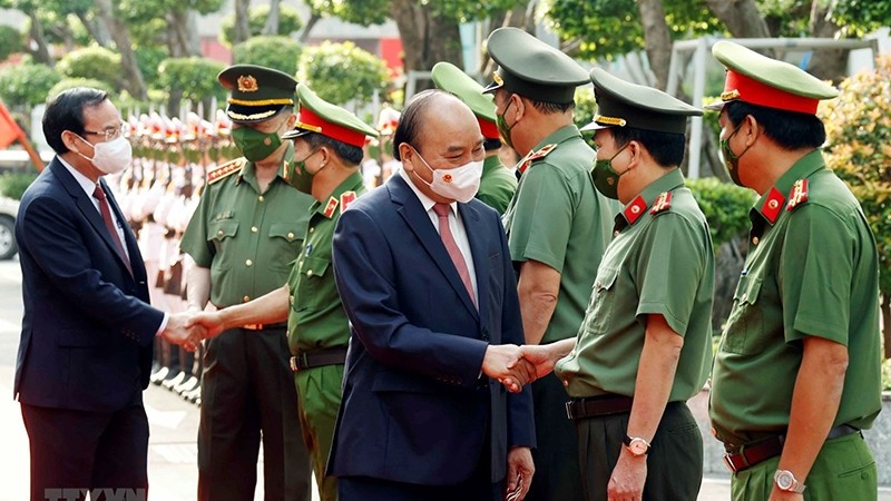 越南国家主席阮春福视察胡志明市2022年壬寅春节期间安全保障工作。（图片来源：越通社）