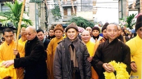 释一行禅师走访河内市嘉林县菩提寺。（图片来源：越通社）