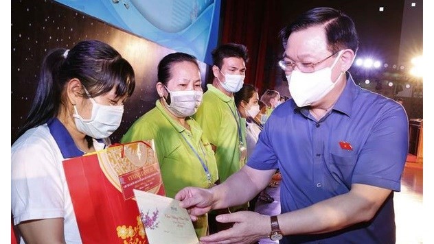 国会主席王廷惠向平阳省劳动者赠送春节慰问品。