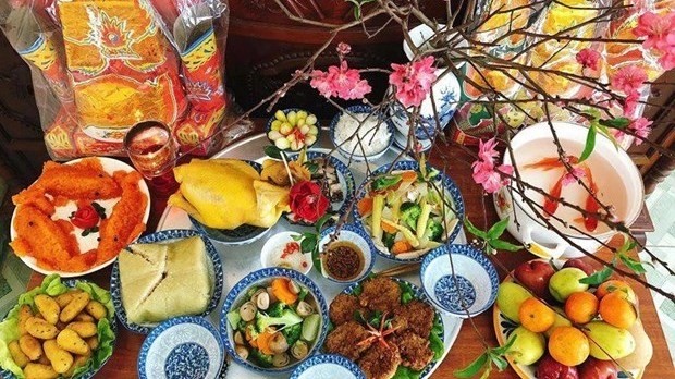 每年农历腊月廿三，越南人都准备丰盛的祭品。
