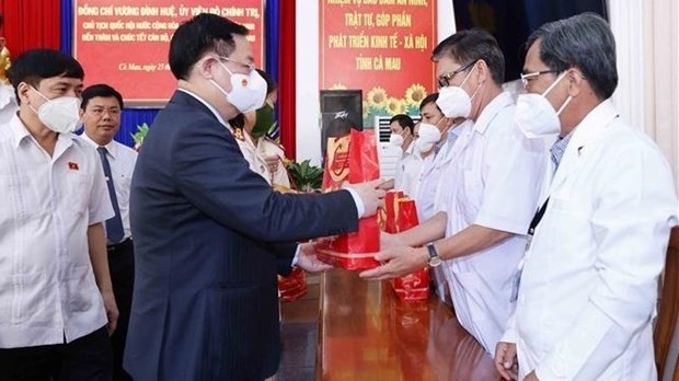 越南国会主席王廷惠向金瓯省医务人员赠送礼物。（图片来源：越通社）