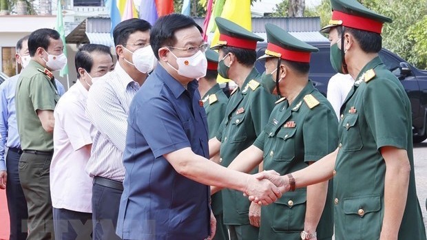 国会主席王廷惠与幽冥第2营官兵亲切握手。（图片来源：越通社）