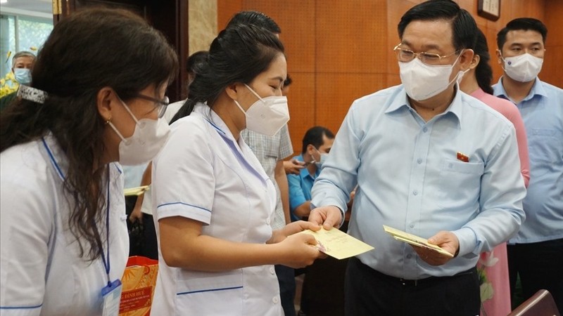 国会主席王廷惠看望慰问胡志明市新冠肺炎疫情防控一线人员。（图片来源：劳动报）