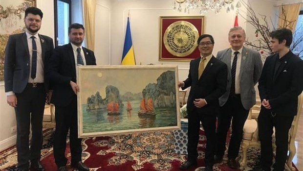 越南驻乌克兰大使阮宏石向嘉宾赠送纪念品。（图片来源：越通社）
