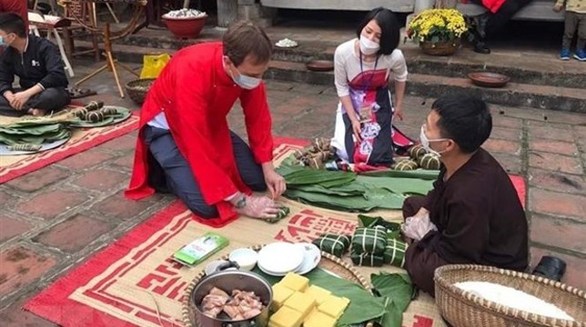 多国驻越南大使和国际组织代表体验传统迎春活动。