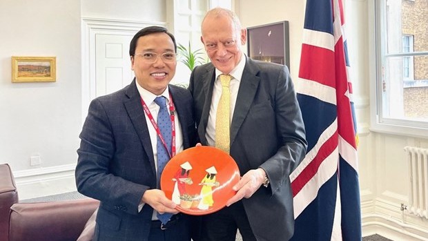 阮黄龙大使与英国国际贸易部投资部长秦智涛。（图片来源：越通社）