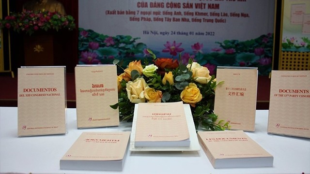 越共十三大文件》丛书以7种语言发行| 越南人民报网