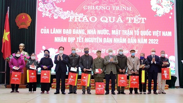 越南祖国阵线中央委员会主席杜文为谅山省优抚家庭赠送慰问品。