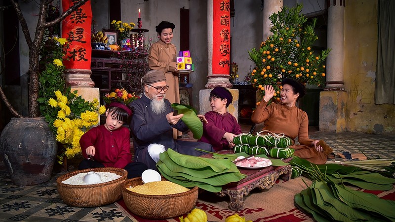 春节不仅是迎接新春之际，而且还是家庭、民族团聚的节日。