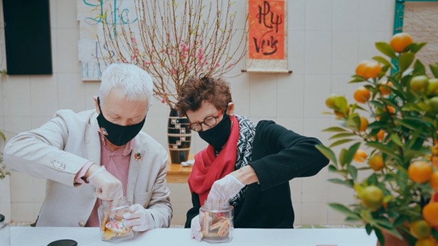 瑞士大使（左）和挪威大使“希望之盒”（Hope Box）组织总部做饼干。