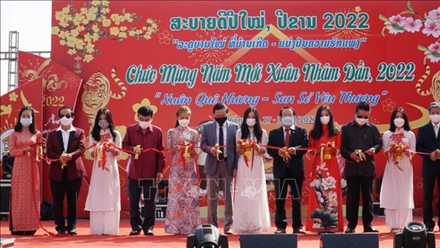 2022壬寅春节展销会在老挝首都万象越南文化中心正式开幕。（图片来源：越通社）