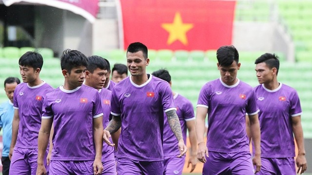 越南男足队在澳大利亚墨尔本矩形球场体育场正式进行训练（组图）