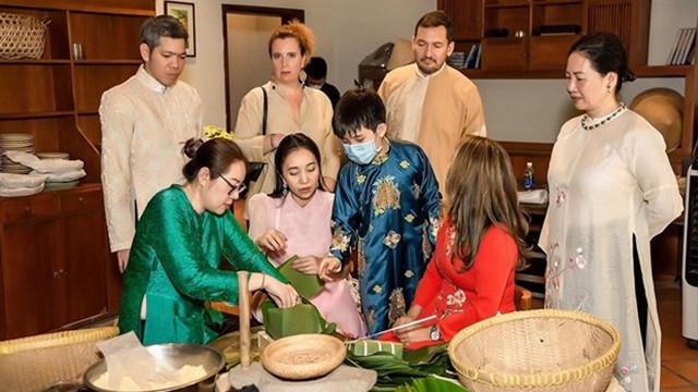 外国游客体验包越南粽子。