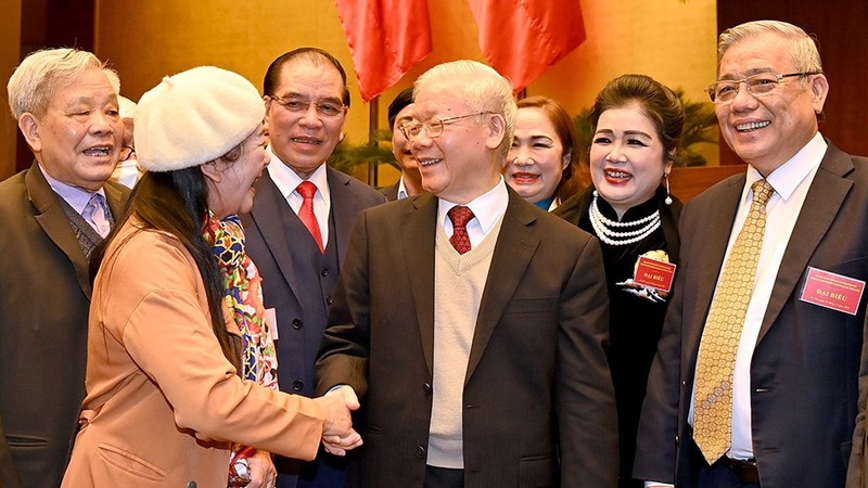 越共中央总书记阮富仲与出席落实越共十三大决议全国文化会议的与会代表。（登科 摄）
