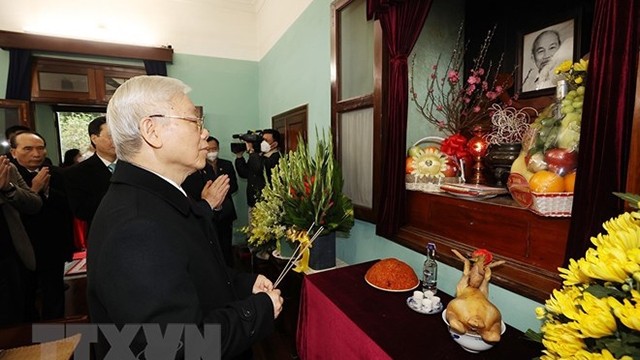 越共中央总书记阮富仲敬香缅怀胡志明主席。（图片来源：越通社）