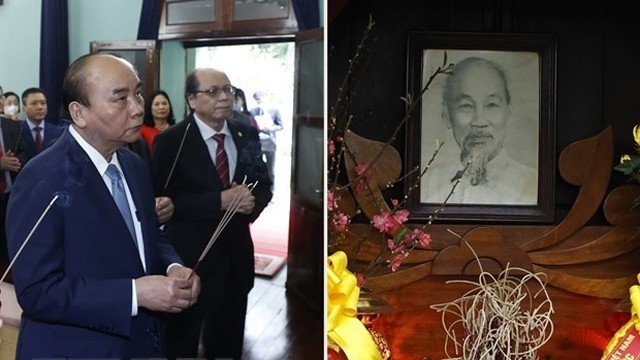 国家主席阮春福前往坐落于主席府的胡志明主席遗迹67号房上香献花。