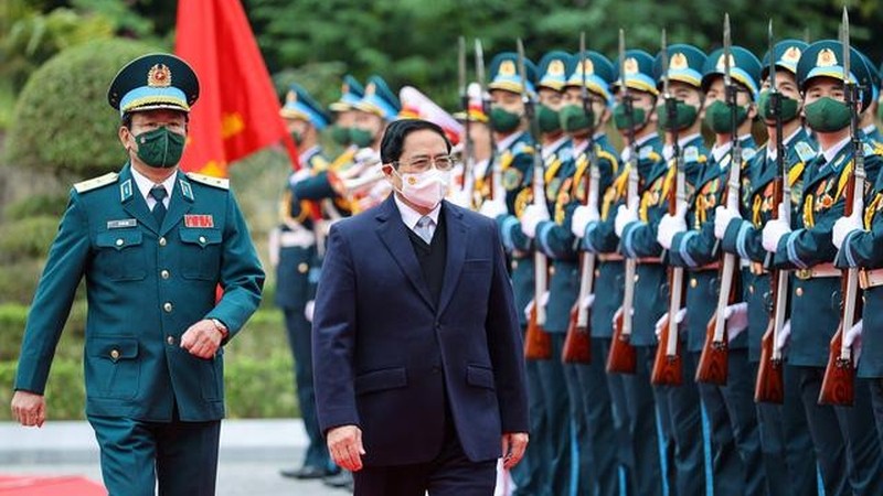 越南政府总理范明正向防控空军军种拜年并视察工作。