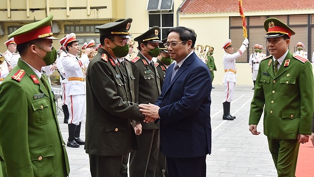 范明正总理与干部战士代表交谈。（图片来源：陈海 摄）