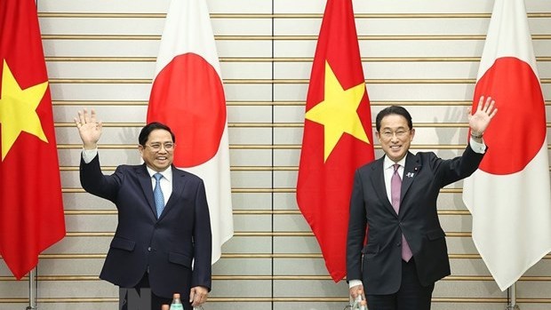 越南政府总理范明正与日本首相岸田文雄。（图片来源：越通社）