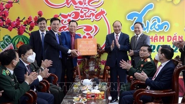 越南国家主席阮春福向岘港市武装力量拜年。（图片来源：越通社）