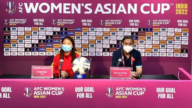 越南女足主教练梅德钟（右）在赛后记者会上表彰越南女足队的拼搏精神。