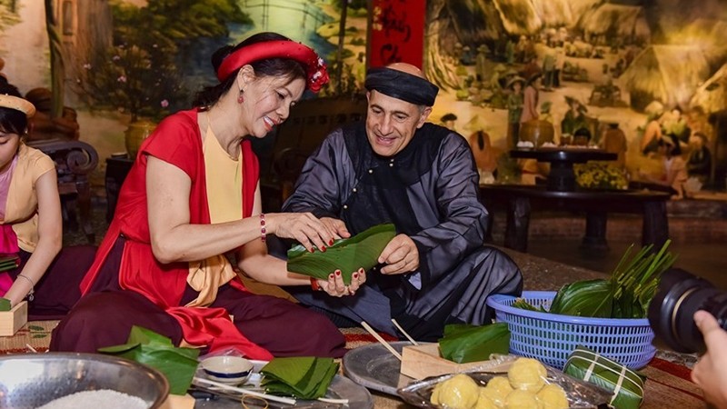 越南包粽子习俗颇受国际朋友的欢迎。（图片来源：越通社）