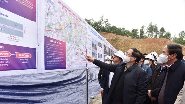 越南政府总理范明正视察东部北-南高速公路项目施工进度。（陈海 摄）