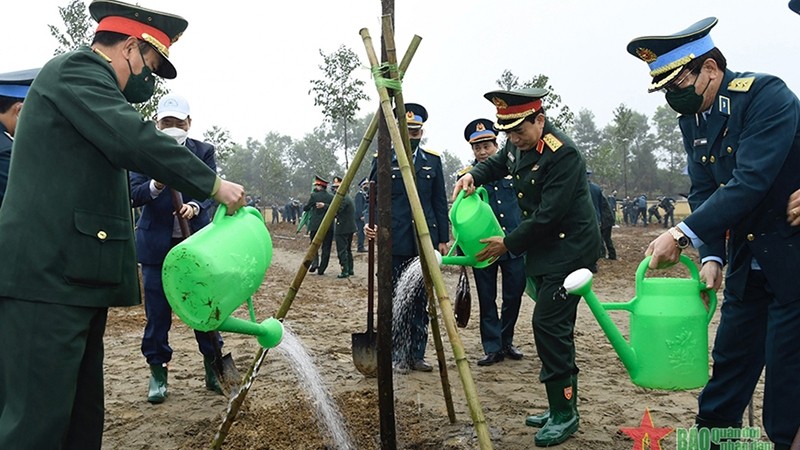 越共中央政治局委员、中央军委副书记、国防部部长潘文江参加植树活动。（图片来源：人民军队报）