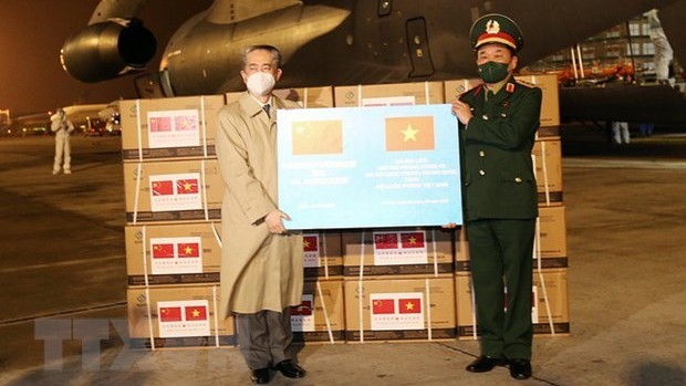越南接收由中国国防部捐赠的30万剂新冠疫苗。（图片来源：越通社）