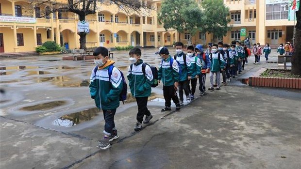 越南全国共53省市幼儿和小学生开始返校上学。