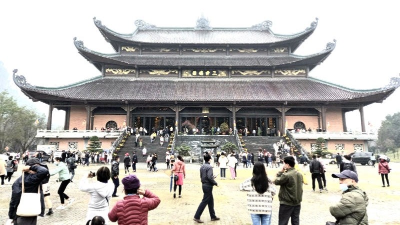 2022壬寅年春节期间众多游客赴拜丁寺参观游览。（图片来源：人民报网）