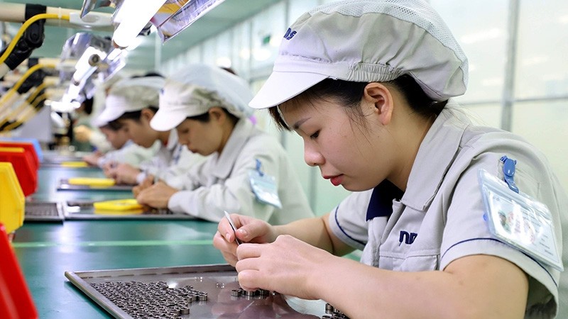 在河南省同文工业区的电子元件生产。（曰终 摄）