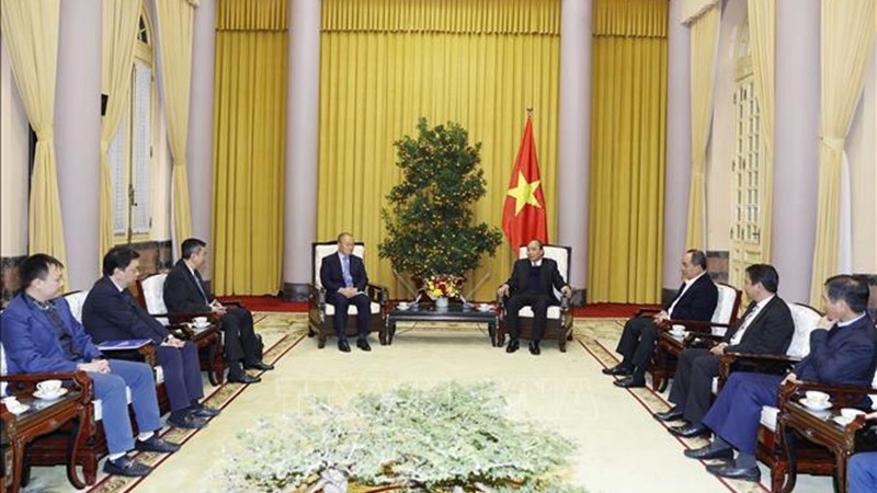 越南国家主席阮春福会见男足主教练朴恒绪。（图片来源：越通社）