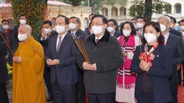 国会主席王廷惠和各位代表在河内升龙皇城敬天殿敬香。（图片来源：越通社）