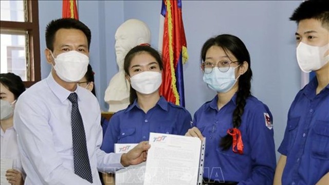 为老挝阮攸双语学校学生颁发越南留学奖学金。（图片来源：越通社）