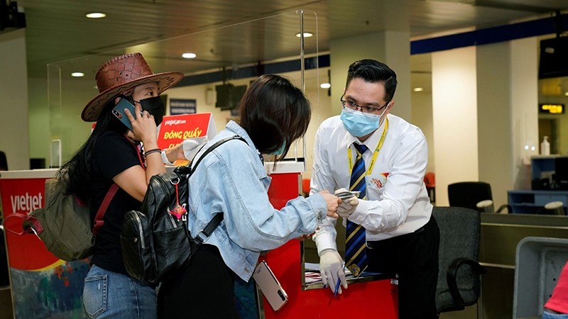 游客在内排机场办理登机手续。
