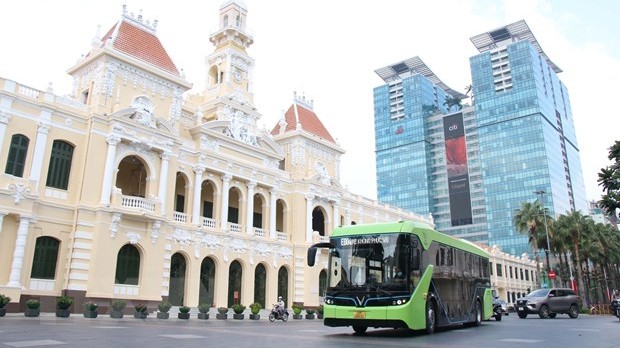 附图：胡志明市将在2022年第一季度内试运行5条电动公交车线路。