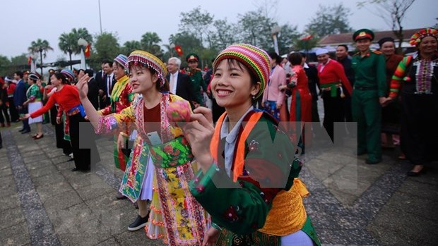 姑娘们穿着民族传统服装兴高采烈地参加各项民间游戏。(图片来源：越通社）