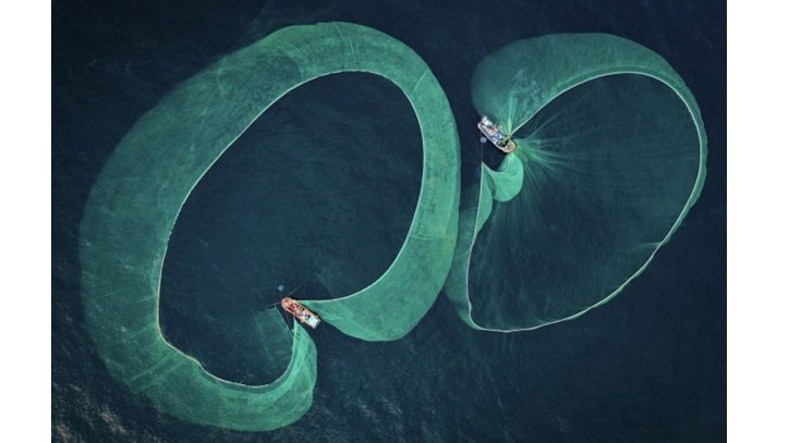 越南摄影师阮玉善的摄影作品“鳀鱼捕捞季节”。