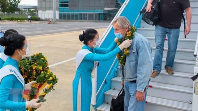 附图：岘港机场迎接国际游客。