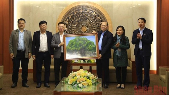 《人民报》社总编辑黎国明向富寿省领导赠送纪念品。