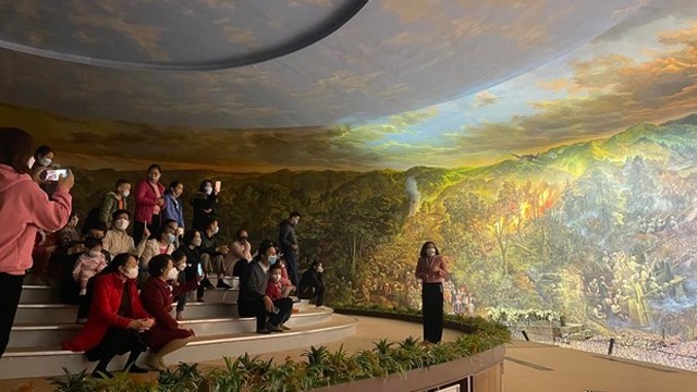 游客参观奠边府历史胜利博物馆。