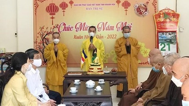 任命书公布仪式场景。