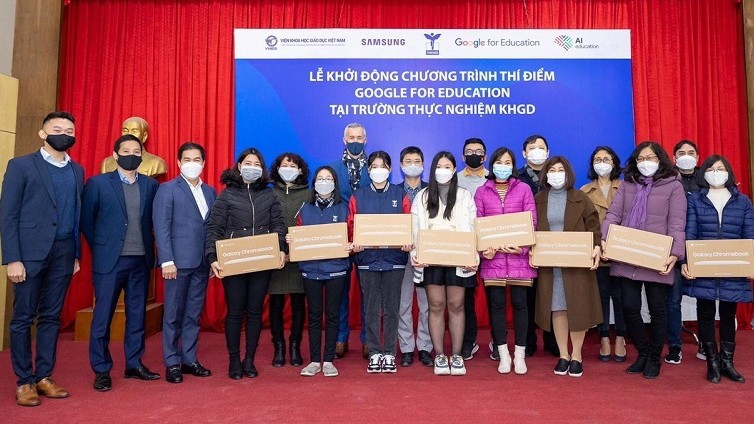 河内实验初中学校的师生和三星（越南）与谷歌代表合影。