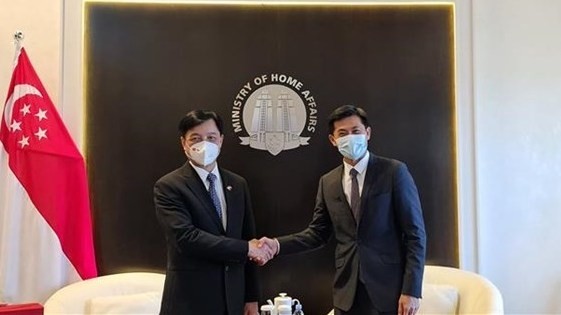 越南公安部副部长阮维玉中将和新加坡内政部长陈国明。（图片来源：越通社）