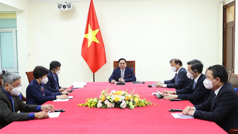 越南政府总理范明正与阿迪达斯首席执行官罗斯特德通电话。（图片来源：VGP）