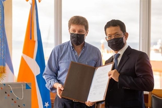 古斯塔沃∙梅利里亚省长向杨国青大使转交火地岛省名誉佳宾证书。（图片来源：越通社）