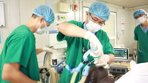 越南蓝色贝雷帽医生为联合国工作人员进行手术。（图片来源：三号二级野战医院供图）