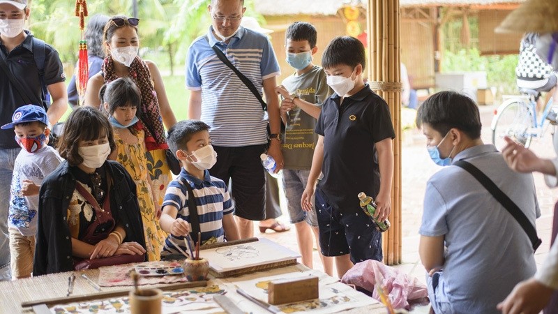 附图：游客参加广南旅游区的体验活动。