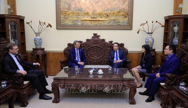 越南驻俄罗斯大使邓明魁会见了俄罗斯联邦委员会第一副议长安德烈·亚茨金。